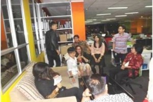 Ido disambut pejabat dan crew Trans7 di Lt.8 